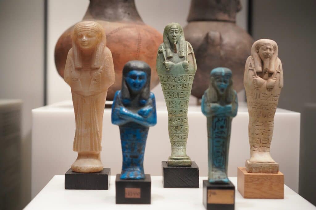 Ägyptische Uschebti-Figuren und antike Grabbeigaben in einer musealen Präsentation
