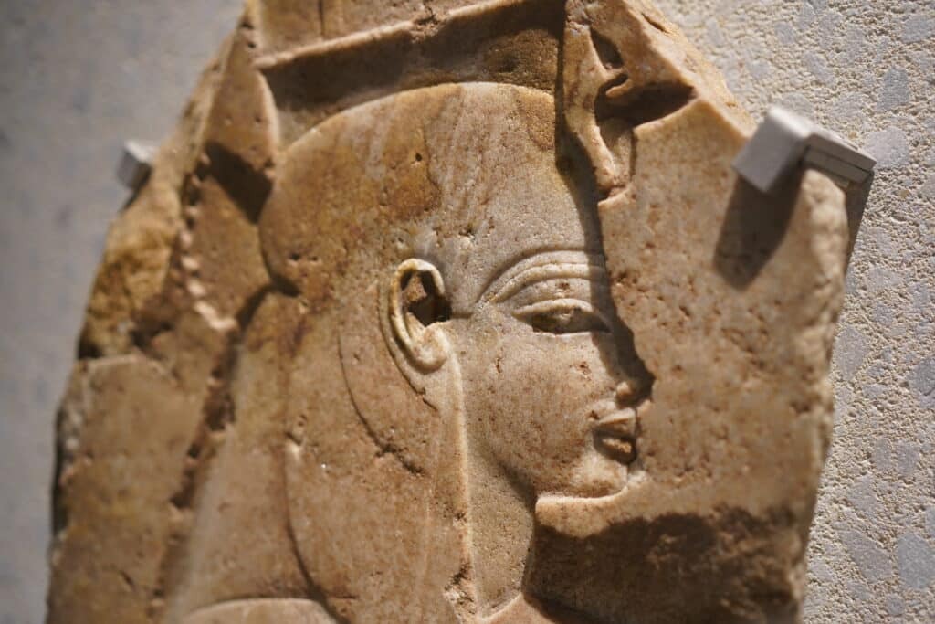 Altägyptisches Relief mit dem Profil einer historischen Figur aus Steinfragmenten.