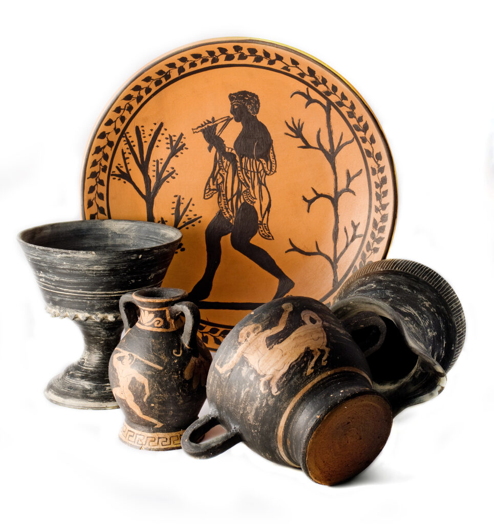 Antike griechische Keramikgefäße und bemalter Teller mit klassischer Figurenmalerei